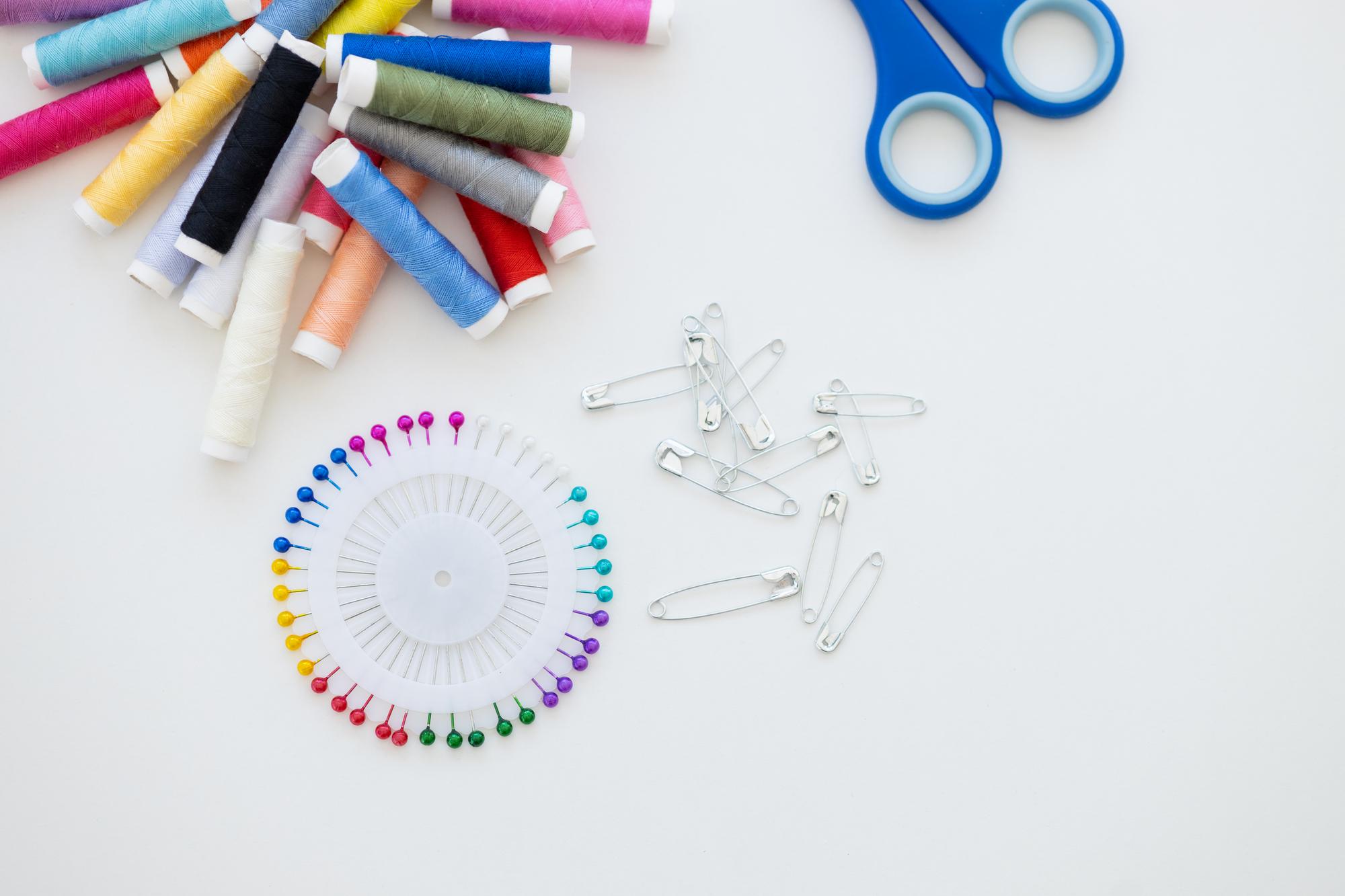 Tavolo da lavoro con kit corso: filati, aghi, tela